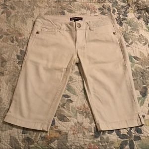 Juniors Rewind White Capris